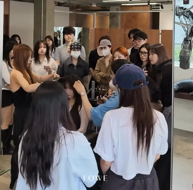 안녕하세요, 로위헤어입니다. 로위는 디자이너들이 변화하는 시대에 맞춰 성장할 수 있도록 2026년 2분기 교육으로 개인의 브랜딩 역량을 높일 수 있는 SNS브랜딩과 모델 사진 촬영 교육으로 진행되었습니다.