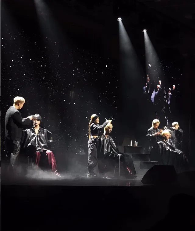 𝐁𝐈𝐆 𝐁𝐀𝐍𝐆 : 𝐓𝐇𝐄 𝐌𝐄𝐍’𝐒 𝐔𝐍𝐈𝐕𝐄𝐑𝐒𝐄  2025 아이디헤어 유니버스가 선보인 맨즈 헤어쇼의 찬란한 현장을 공개합니다.